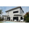 MAISON CONTEMPORAINE DESIGN A LA BAULE PATIO EXTERIEUR ET ESPACE DE VIE SPACIEUX ET LUMINEUX AVEC ESCALIER A LIMON CENTRAL