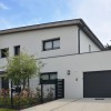 MAISON CONTEMPORAINE DESIGN A LA BAULE PATIO EXTERIEUR ET ESPACE DE VIE SPACIEUX ET LUMINEUX AVEC ESCALIER A LIMON CENTRAL