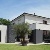 MAISON CONTEMPORAINE à LA BAULE AVEC PAREMENT PIERRE ET ENDUIT BI-COLOR, VERRIERE INTERIEURE ET ESCALIER METAL ET BOIS