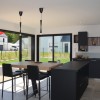 CONSTRUCTIONS DE L'ERDRE (CDE) vous présente une construction de maison individuelle traditionnelle à NORT SUR ERDRE, un look moderne et sobre, avec une grande pièce de vie lumineuse et un aménagement soigné et moderne.
