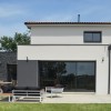 MAISON CONTEMPORAINE à LA BAULE AVEC PAREMENT PIERRE ET ENDUIT BI-COLOR, VERRIERE INTERIEURE ET ESCALIER METAL ET BOIS