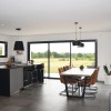 MAISON CONTEMPORAINE à LA BAULE AVEC PAREMENT PIERRE ET ENDUIT BI-COLOR, VERRIERE INTERIEURE ET ESCALIER METAL ET BOIS