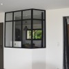 MAISON CONTEMPORAINE à LA BAULE AVEC PAREMENT PIERRE ET ENDUIT BI-COLOR, VERRIERE INTERIEURE ET ESCALIER METAL ET BOIS
