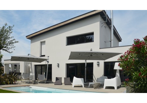 MAISON CONTEMPORAINE DESIGN A LA BAULE PATIO EXTERIEUR ET ESPACE DE VIE SPACIEUX ET LUMINEUX AVEC ESCALIER A LIMON CENTRAL