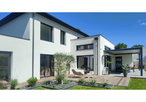 MAISON CONTEMPORAINES, TOITURE 4 PANS A ORVAULT, ETAGE, VIDE SUR SALON, MENUISERIES ALU NOIR, PERGOLA BIO-CLIMATIQUE