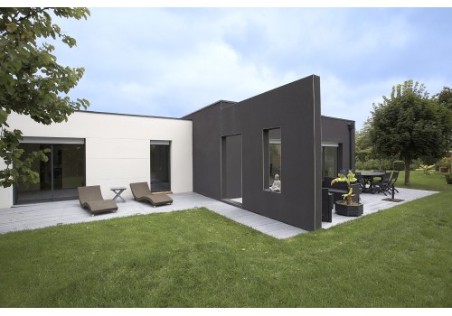 CONSTRUCTIONS DE L'ERDRE (CDE) vous présente une construction de maison individuelle contemporaine à SAINTE LUCE SUR LOIRE, maison de plain pied fonctionnelle avec 2 espaces terrasses distincts, enduit bi-color.