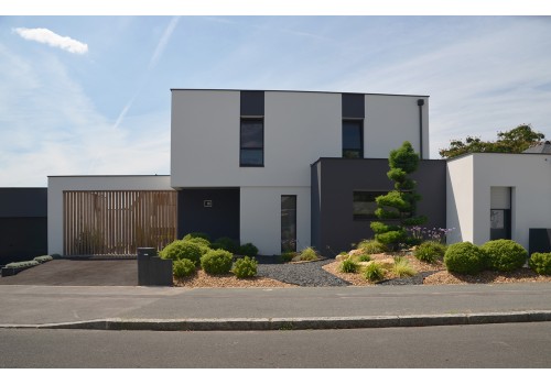 MAISON D'ARCHITECTE MODERNE AVEC PATION INTERIEUR ET GRANDE PIECE DE VIE A NANTES