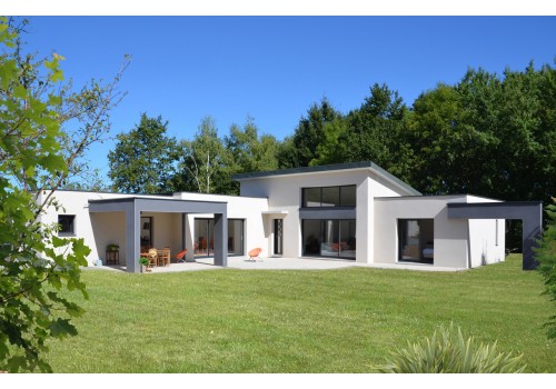 CONSTRUCTIONS DE L'ERDRE (CDE) vous présente une construction de maison individuelle contemporaine à BASSE GOULAINE, maison de plain pied confortable et lumineuse en fond de parcelle pour profiter du jardin.