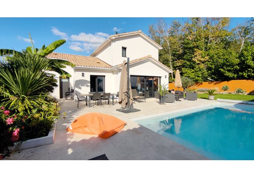 MAISON TRADITIONNELLE SUD-LOIRE en tuiles à BASSE GOULAINE, espace de vie ouvert sur un jardin tropical, intérieur aux couleurs chaleureuses et harmonieuses, cuisine ouverte