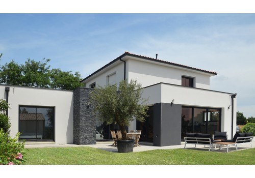 MAISON CONTEMPORAINE à LA BAULE AVEC PAREMENT PIERRE ET ENDUIT BI-COLOR, VERRIERE INTERIEURE ET ESCALIER METAL ET BOIS