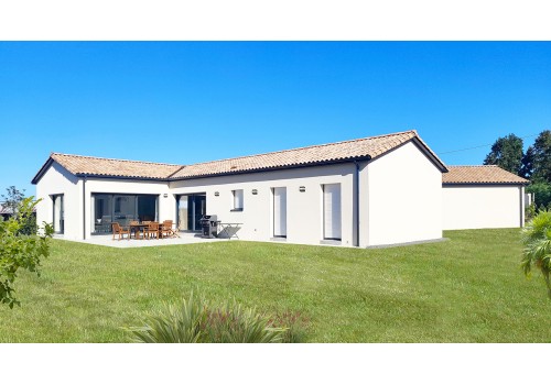 JOLIE MAISON TRADITIONNELLE DE PLAIN PIED, INTERIEUR MODERNE ET SOBRE, MAISON EN Y, GRANDE PIECE DE VIE AVEC CHARPENTE APPARENTE à MAUVES SUR LOIRE