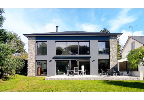 MAISON EN REZ DE JARDIN CONTEMPORAINE à ORVAULT, l'entrée est à l'étage, un majestueux escalier permet de descendre dans la pièce de vie lumineuse et spacieuse avec d'immenses baies vitrées