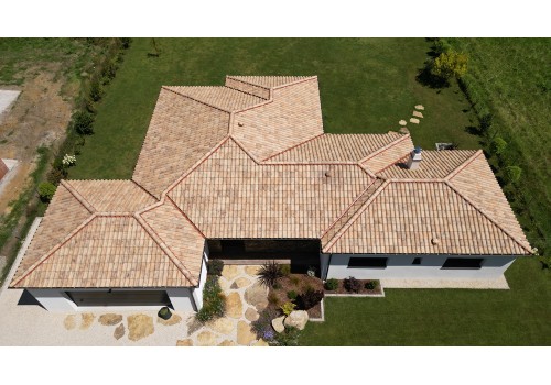 Maison traditionnelle plain pied, toiture 4 pans en tuile, cuisine d'été, maison sud-loire,
