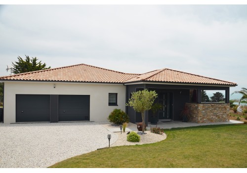 MAISON TRADITIONNELLE BORD DE MER à PORNIC en tuiles et parement pierres, grande baie vitrée face à la mer et avec cuisine d'été